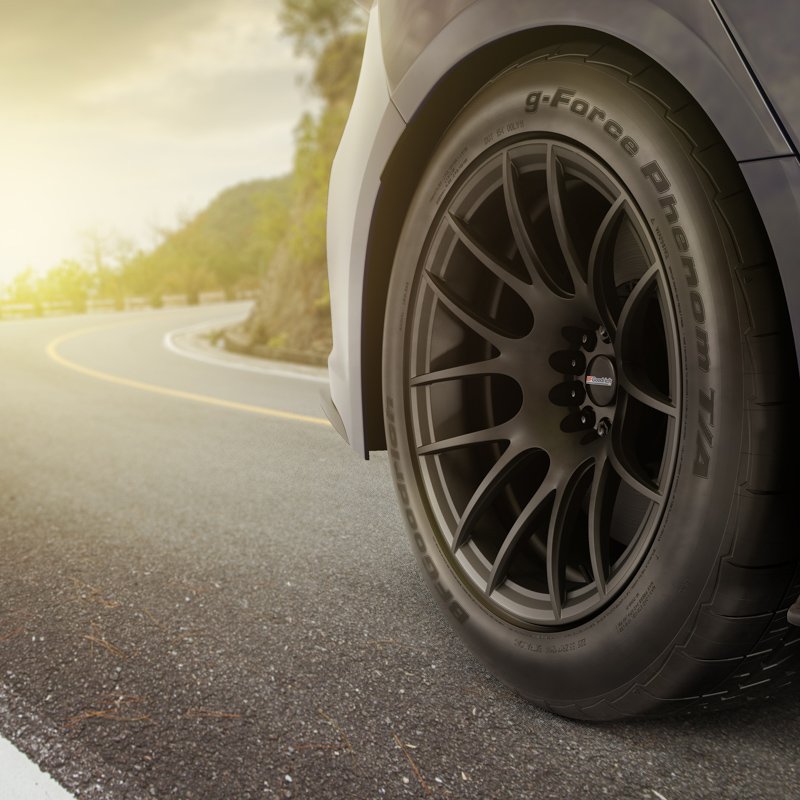 Dos nuevos neumáticos para asfalto y uso diario