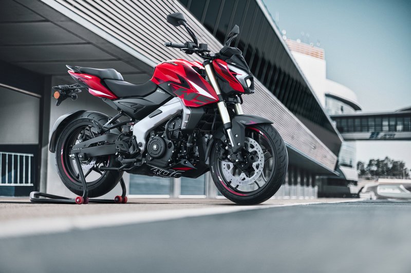 Bajaj lanzó en Argentina la nueva Rouser NS400z