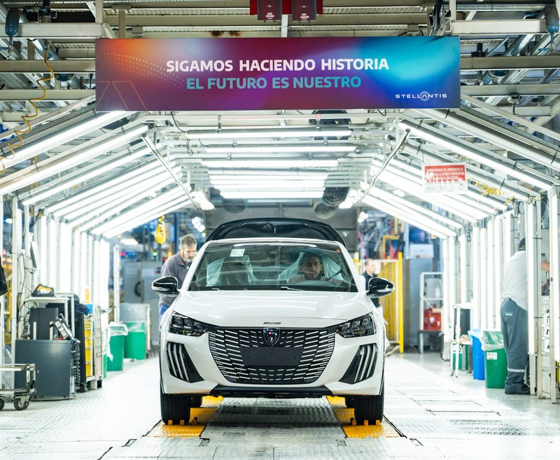Stellantis inició producción de Peugeot 208 y 2008 Bio-Híbridos