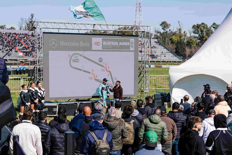 Mercedes-Benz Camiones y Buses en el TC Buenos Aires