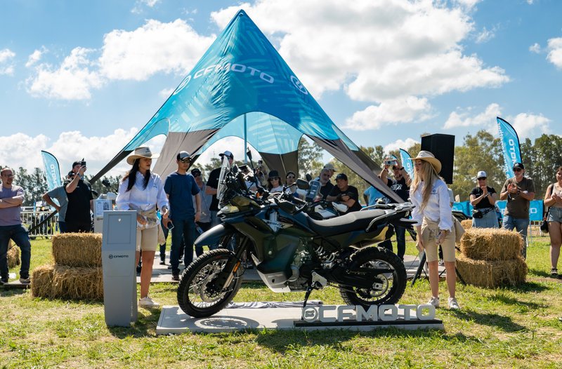 CFMOTO lanza la 800MT-X en Travel Fest 2025