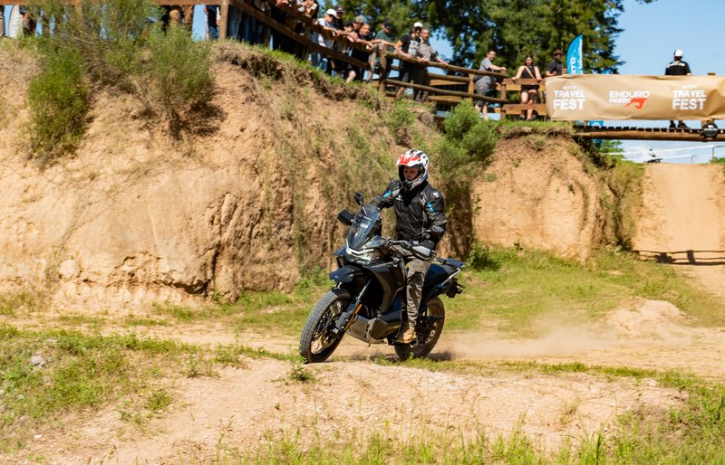 CFMOTO lanza la 800MT-X en Travel Fest 2025