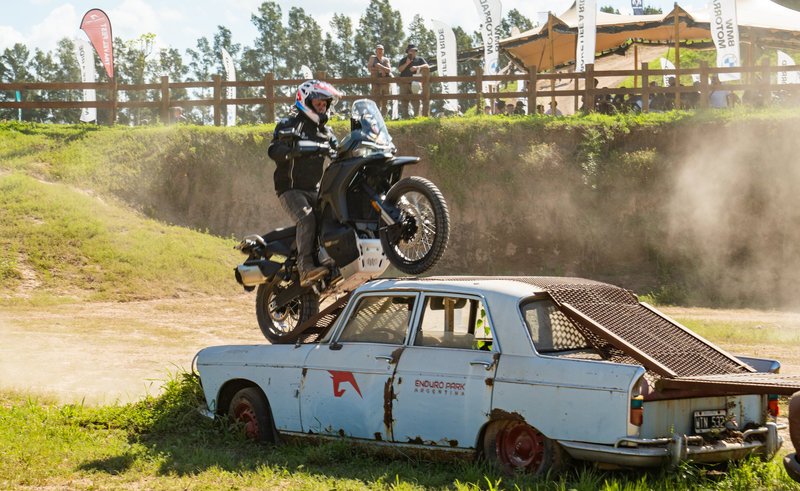 CFMOTO lanza la 800MT-X en Travel Fest 2025