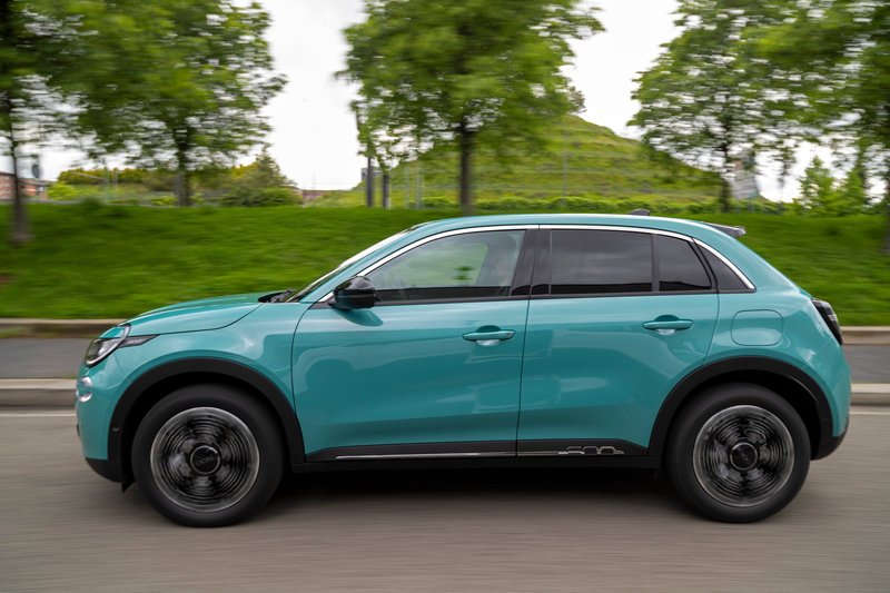 Nuevo Fiat 600 Hybrid combina motor eléctrico y naftero