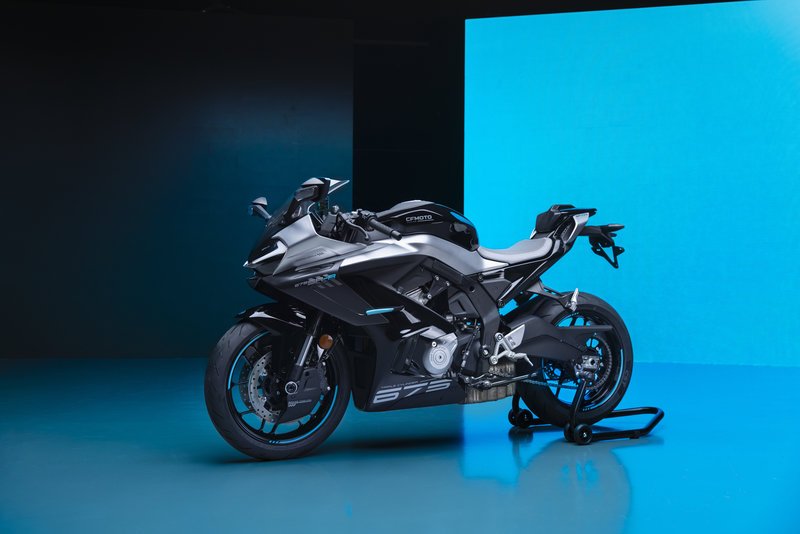 CFMOTO lanza las nuevas 675SR-R y 675NK