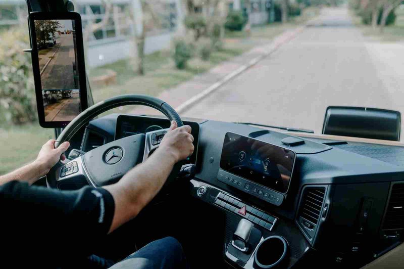 Mercedes-Benz Camiones y Buses y AXION energy revalidan alianza