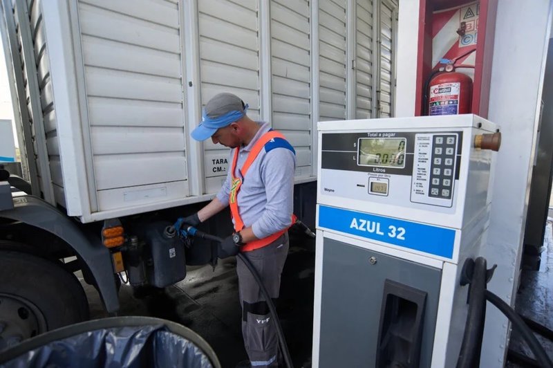 Azul 32 disponible por surtidor en transporte pesado