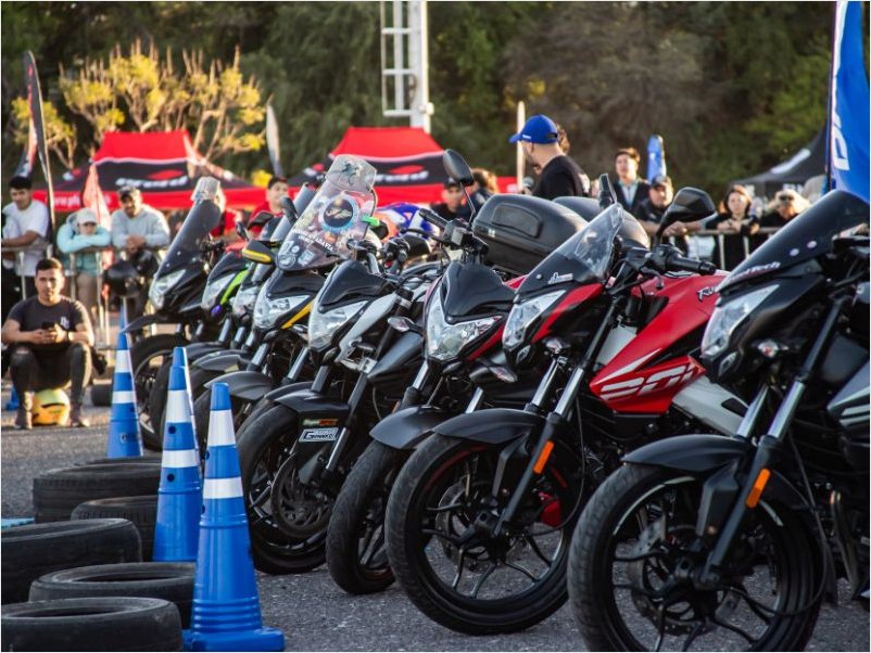 Bajaj realizó el Rouser Day en Mendoza