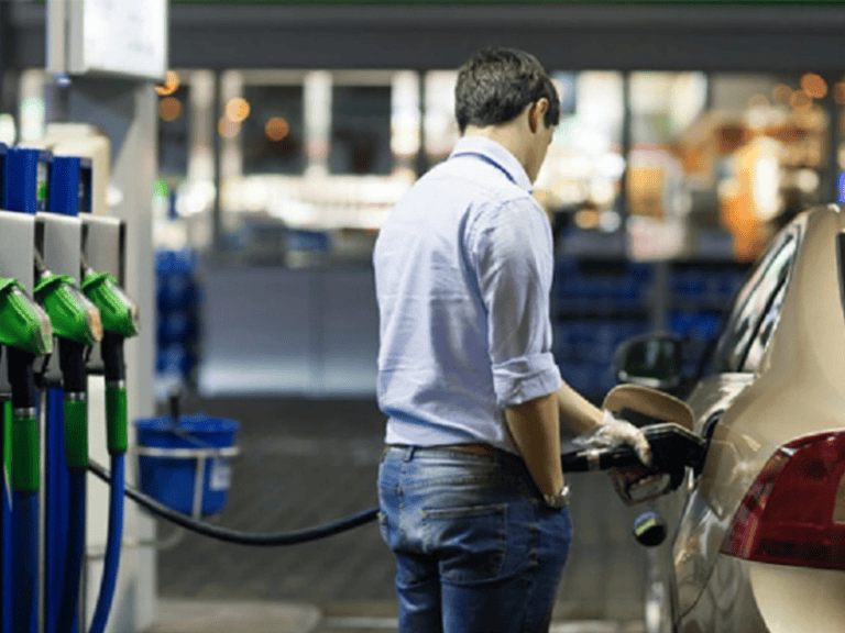 YPF concentra el autodespacho de combustible