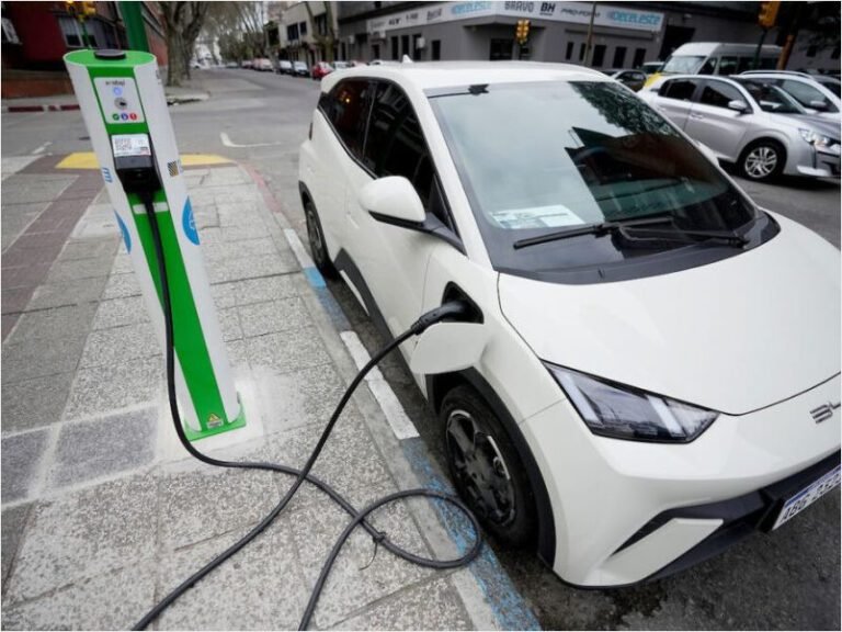 Uruguay lidera la transición hacia el auto eléctrico