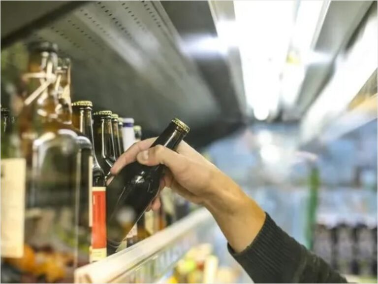 Proponen habilitar la venta de alcohol en estaciones