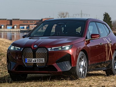 Vehículos fabricados con electricidad ecológica generada por el agua