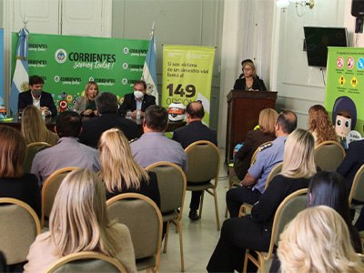 Cascos y chalecos para docentes que viajan en moto