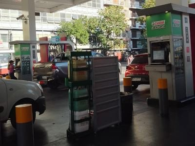El atraso en el precio de los combustibles