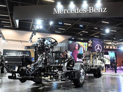 Mercedes-Benz presentó su nuevo chasis articulado eléctrico