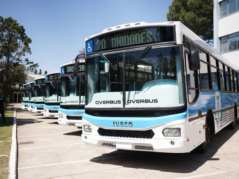 IVECO y OVERBUS entregan primeros buses a GNC en Córdoba