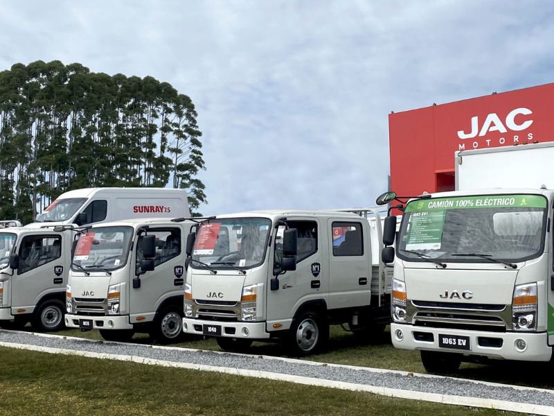 Exhibición de camiones livianos y eléctricos en la UAM