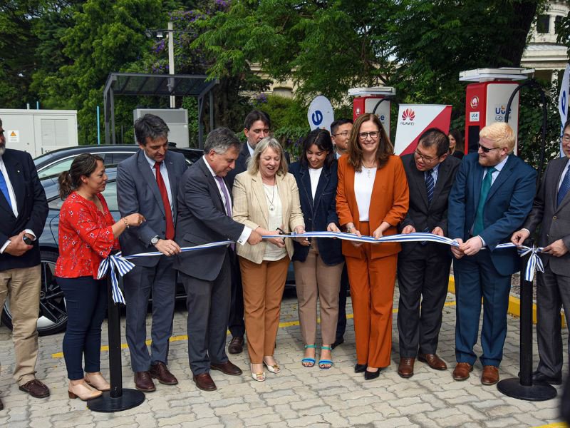 Inauguran la primera electrolinera ultrarrápida