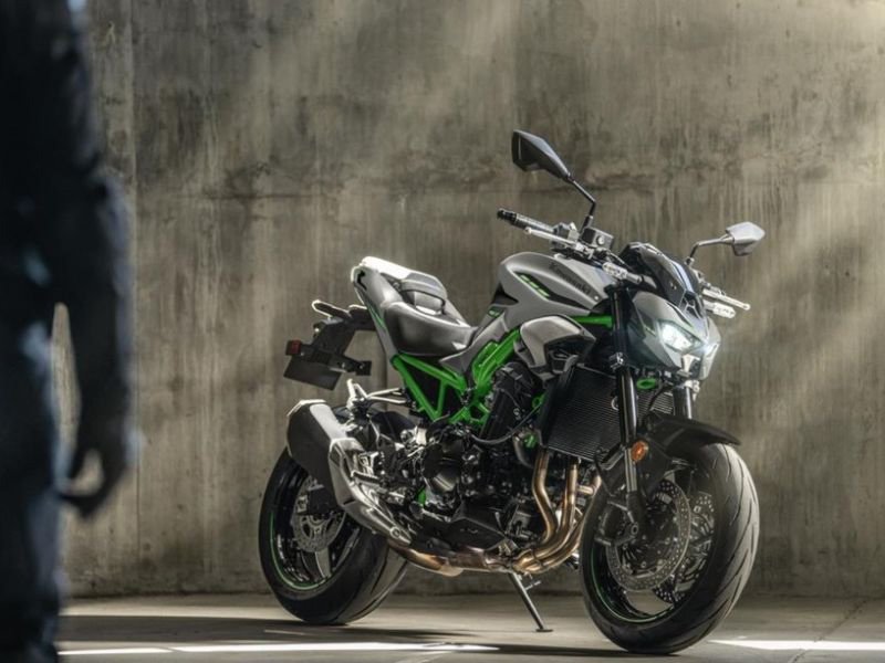 Kawasaki presentó la Z900 2025 en España