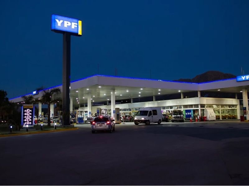 YPF prueba precios variables según la hora