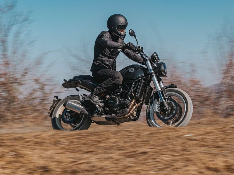 CAFAM refuerza el uso del casco en motociclistas