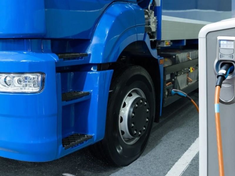 IA lanza comparador de camiones eléctricos y diésel