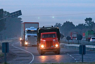 Colocarán limitadores de velocidad en camiones