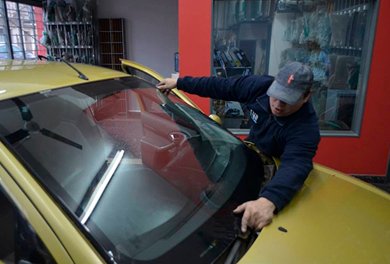 El pegado del parabrisas es clave para la seguridad automotriz