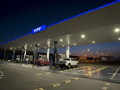 El ex Ministro Aranguren junto a expendedores y los  30 años de historia de las Estaciones de Servicio