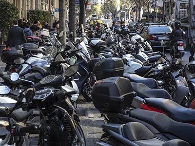 Barcelona sin espacios para estacionar miles de motocicletas