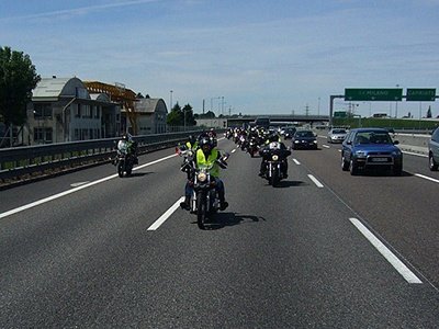 ¿Instalar carriles para motos en autopistas?