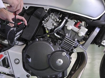 ¿Arrancamos la moto con puente desde la batería de un automóvil?