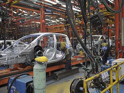 Reducen personal en planta colombiana