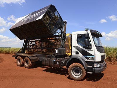 Volvo realizó en Brasil la primera entrega comercial de camiones con tecnología autónoma del mundo