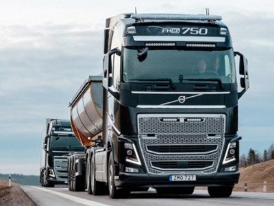 VOLVO TRUCKS mantiene la distancia
