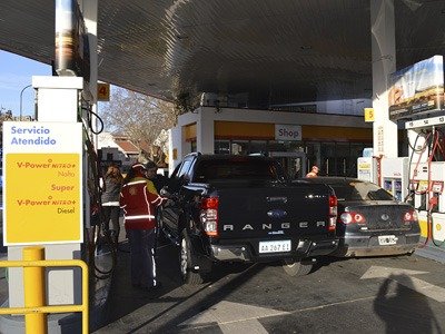 Los sueldos y el valor del litro de nafta en la Argentina y en el mundo