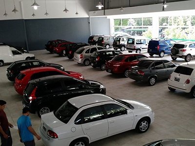 Caen las ventas de automóviles usados