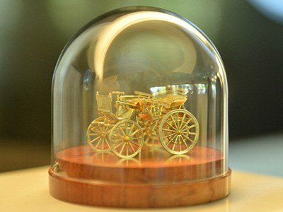 Mercedes-Benz Argentina entregó al Museo Fangio una réplica de oro del primer auto