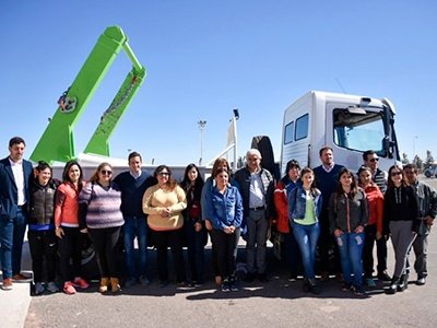 Diez mujeres se capacitan en manejo de flota pesada
