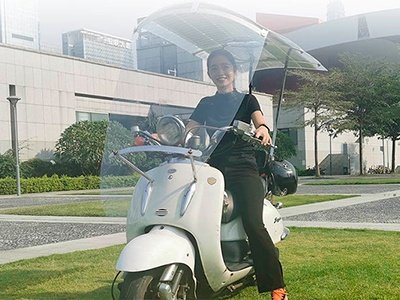 Techo solar que recarga la batería de una moto en marcha o estacionada