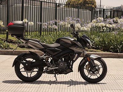 Llega la Rouser NS200 Givi Edition