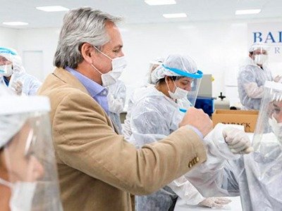 Alberto Fernández visitó una empresa automotriz