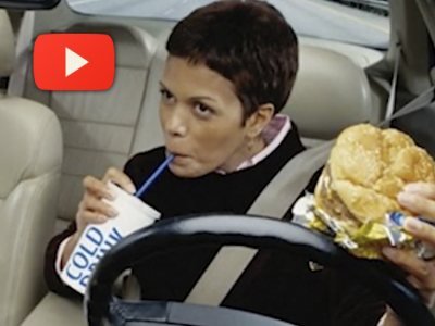 10 Hábitos Peligrosos que Distraen a la Hora de Manejar (Comer o Beber)