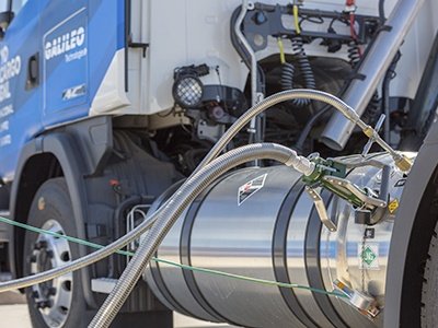 Nuevo combustible: se cargó la primera flota de camiones a GNL del país