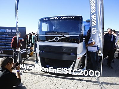 Volvo Trucks presentó el camión más rápido del mundo ante el público más fierrero de Argentina