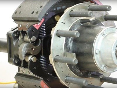 Cómo mantener los frenos de aire de un camión